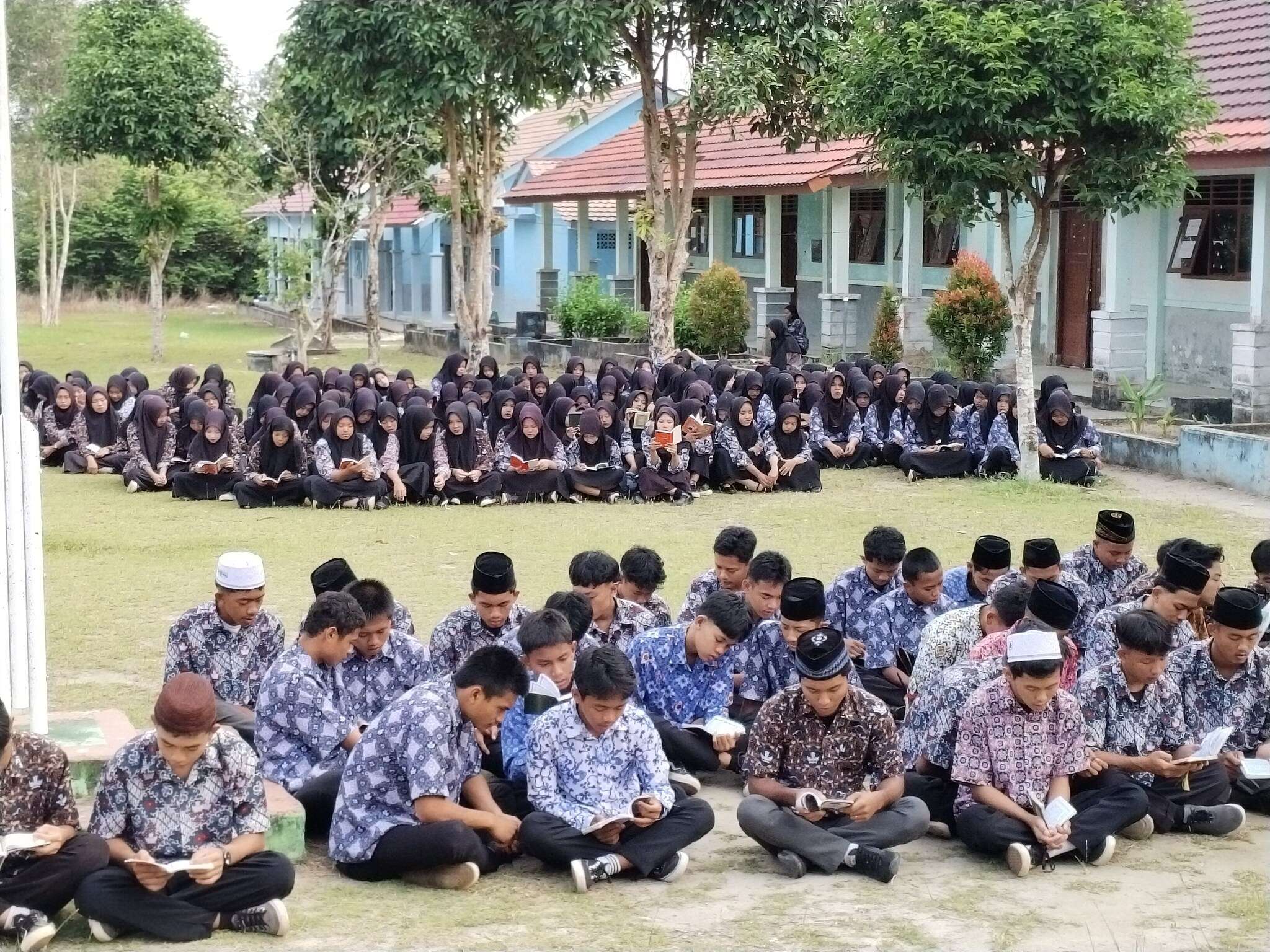 Kegiatan Siswa setiap hari Jumat," Cintai Kitab Suci Raih Ketenangan Hati (Citra Hati)" Pembiasan siswa SMAN 1 Pulau Besar
